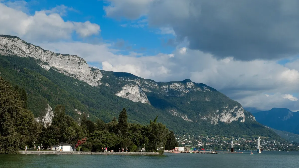 Vue panoramique depuis le col de la forclaz sur le lac d'Annecy avec des parapentes en vol
